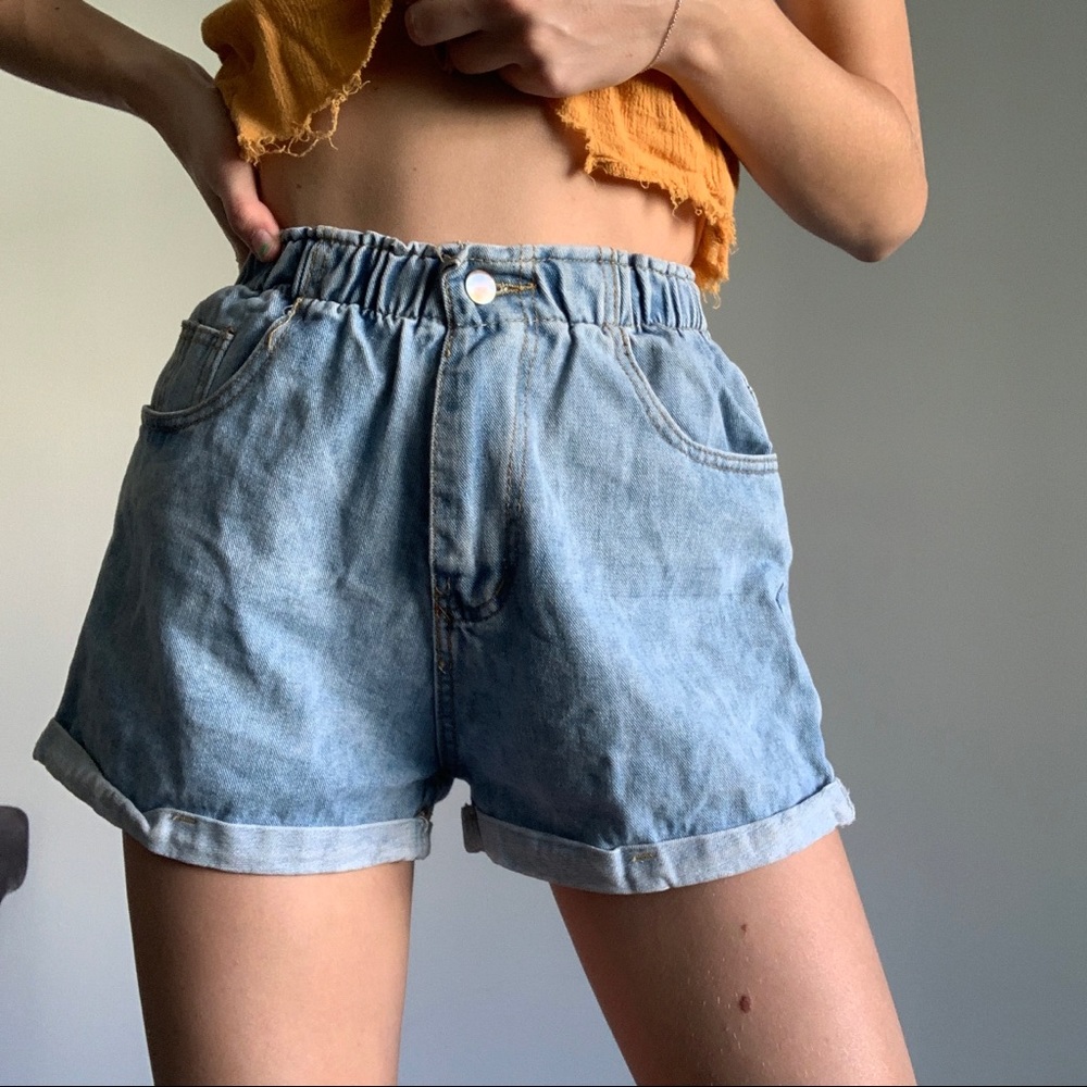 Elastic waist light wash denim shorts high waisted